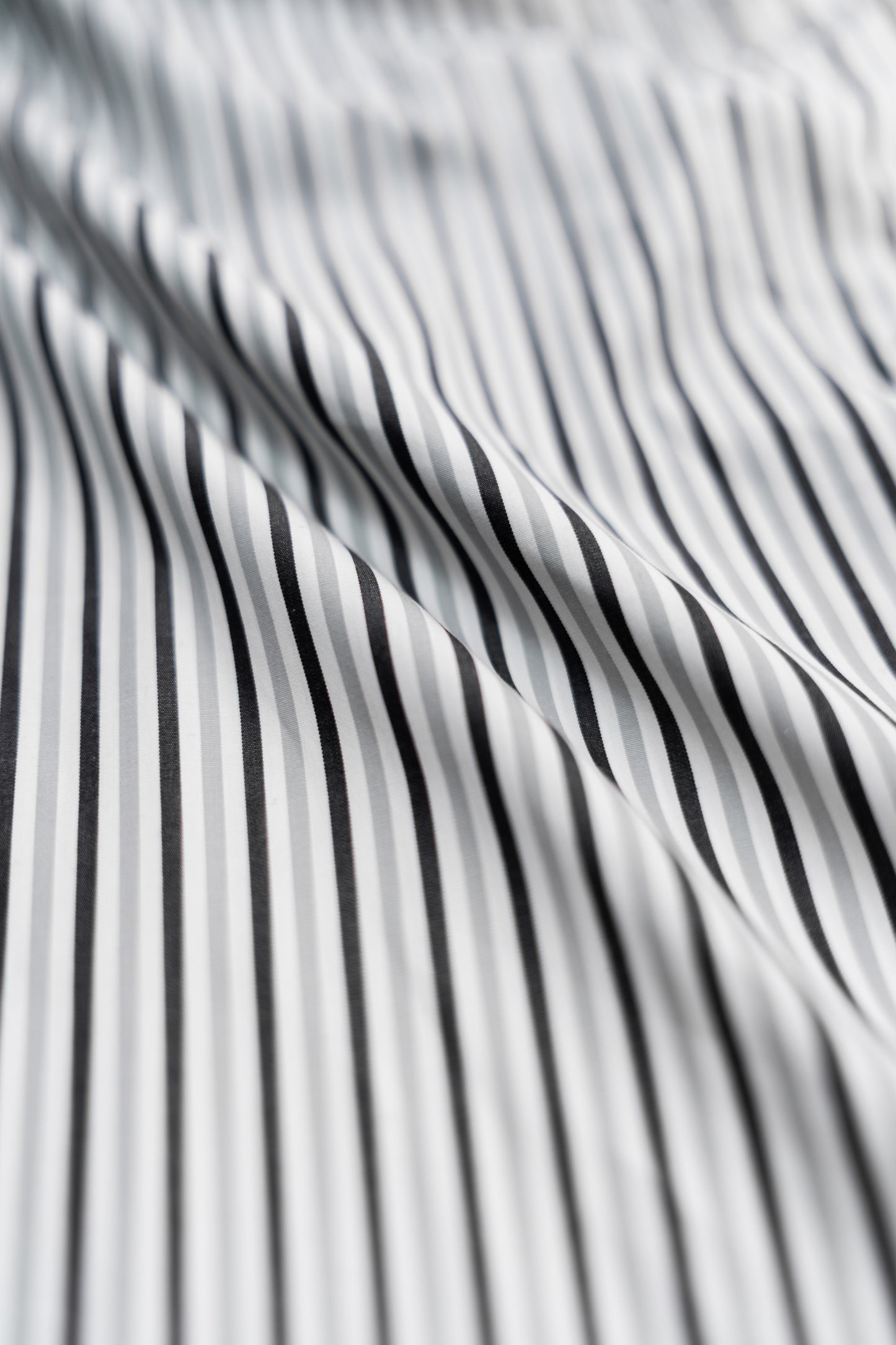LA CHEMISE DU BANQUIER - RAYURES NOIRES ET GRISE