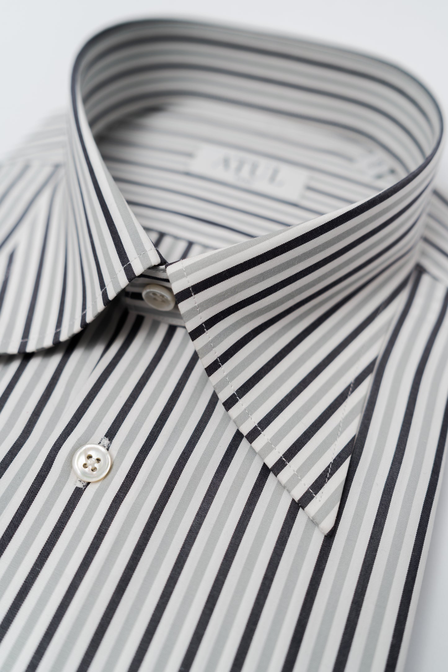LA CHEMISE À RAYURES 'MUTED' - RAYURES NOIRES ET GRISES