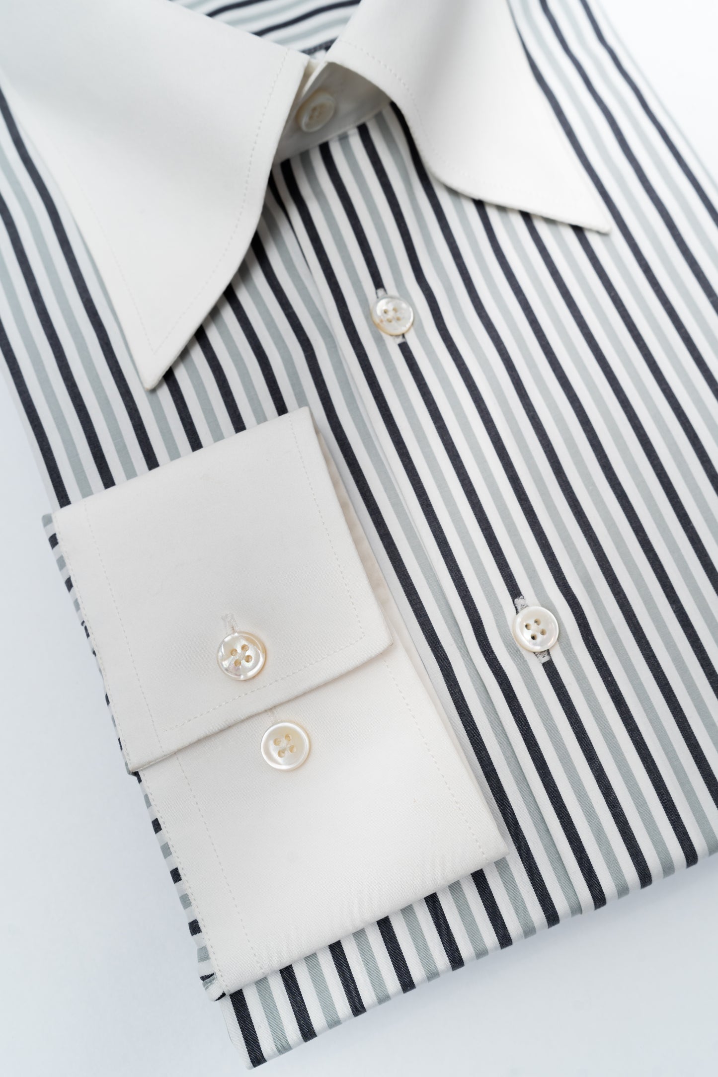 LA CHEMISE DU BANQUIER - RAYURES NOIRES ET GRISE