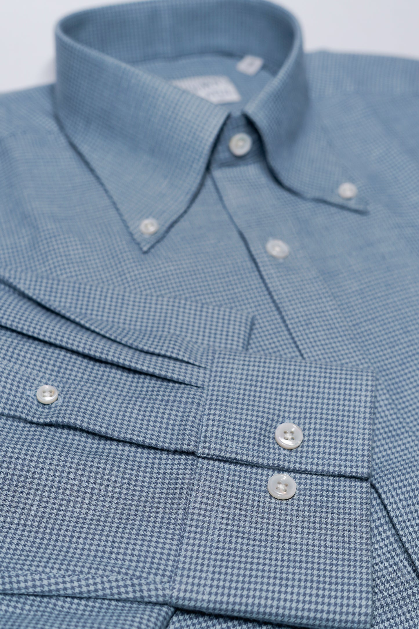 LA CHEMISE PIED-DE-POULE BLEUE – LE BUTTON-DOWN D’ATUL