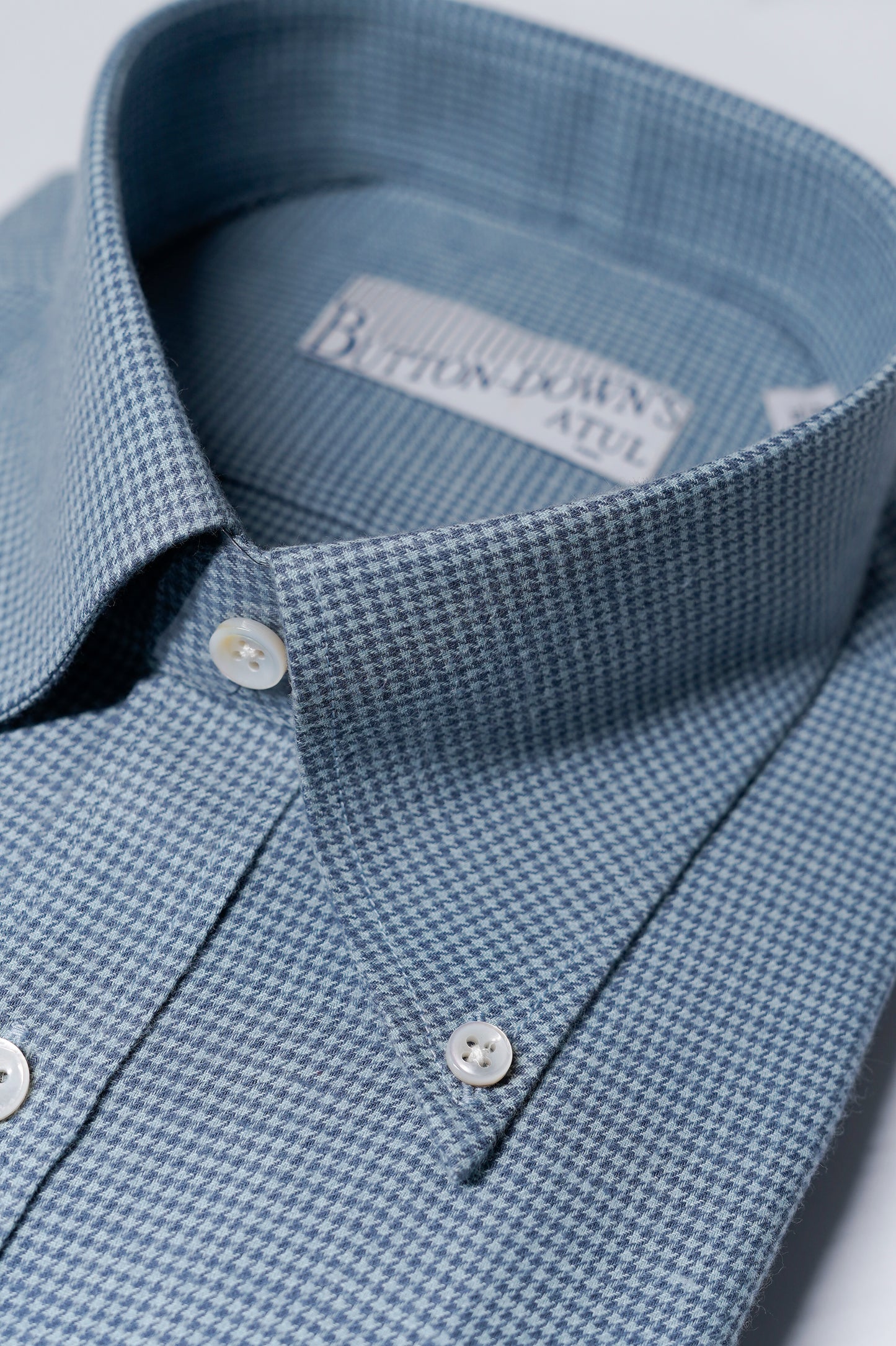 LA CHEMISE PIED-DE-POULE BLEUE – LE BUTTON-DOWN D’ATUL