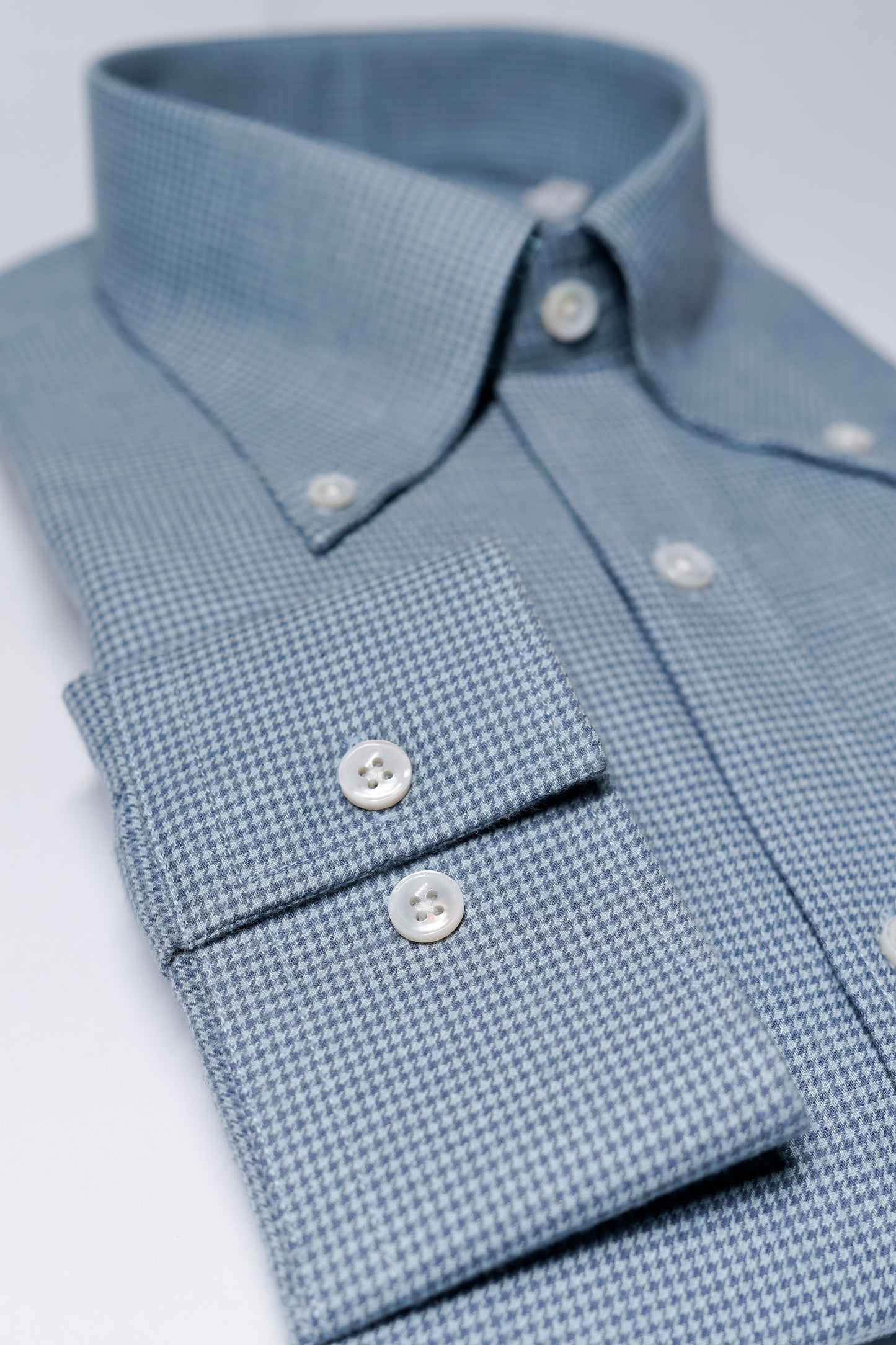 LA CHEMISE PIED-DE-POULE BLEUE – LE BUTTON-DOWN D’ATUL