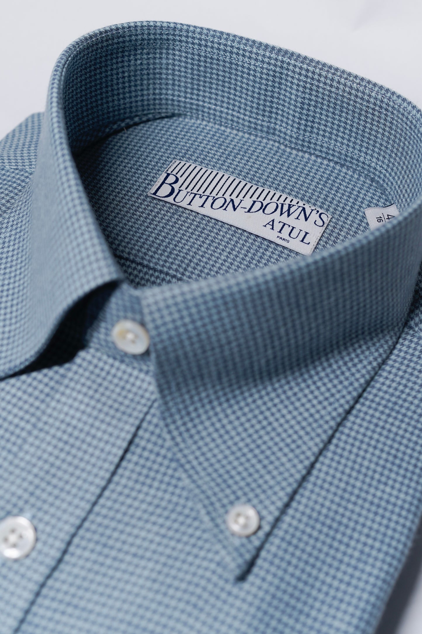 LA CHEMISE PIED-DE-POULE BLEUE – LE BUTTON-DOWN D’ATUL
