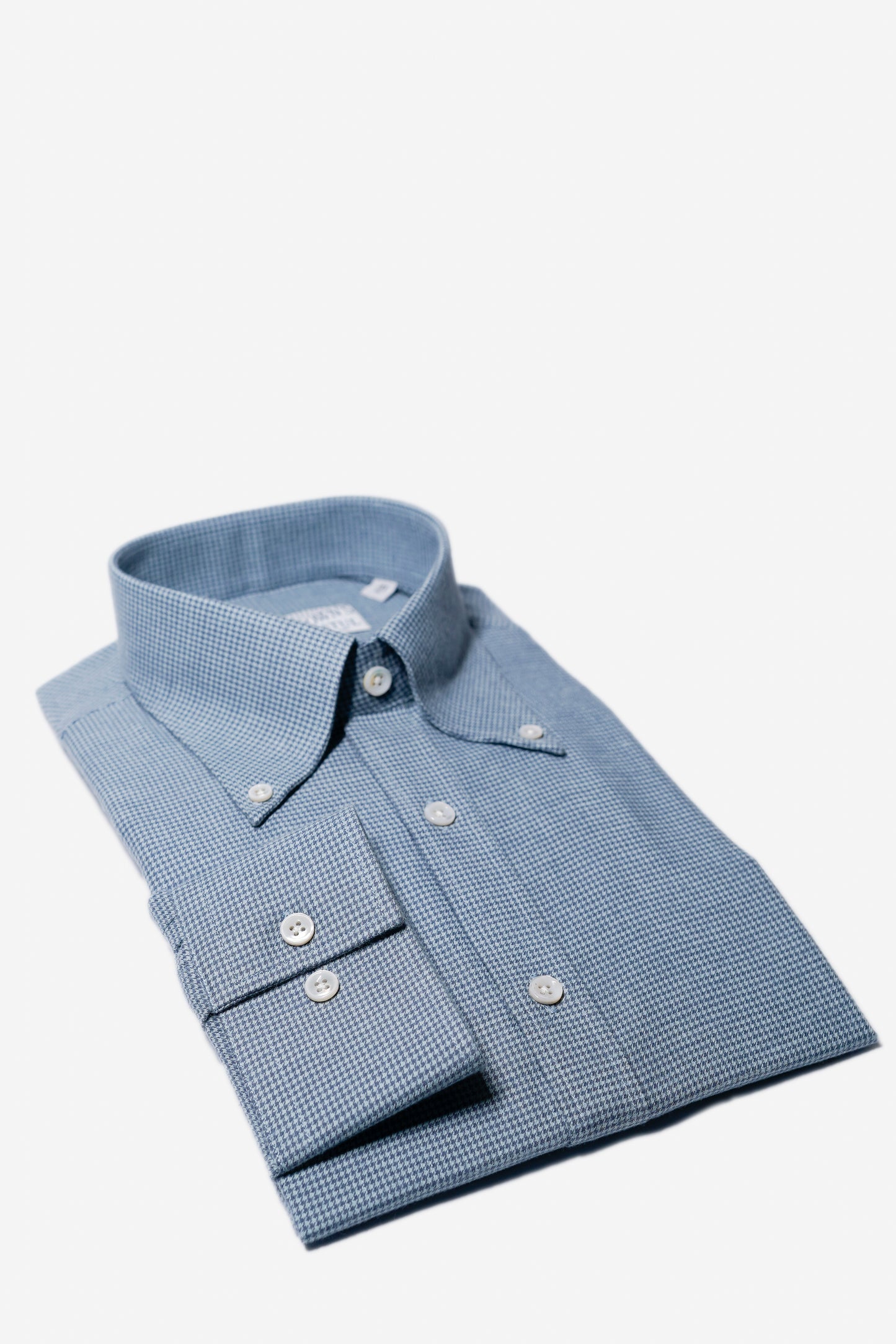 LA CHEMISE PIED-DE-POULE BLEUE – LE BUTTON-DOWN D’ATUL