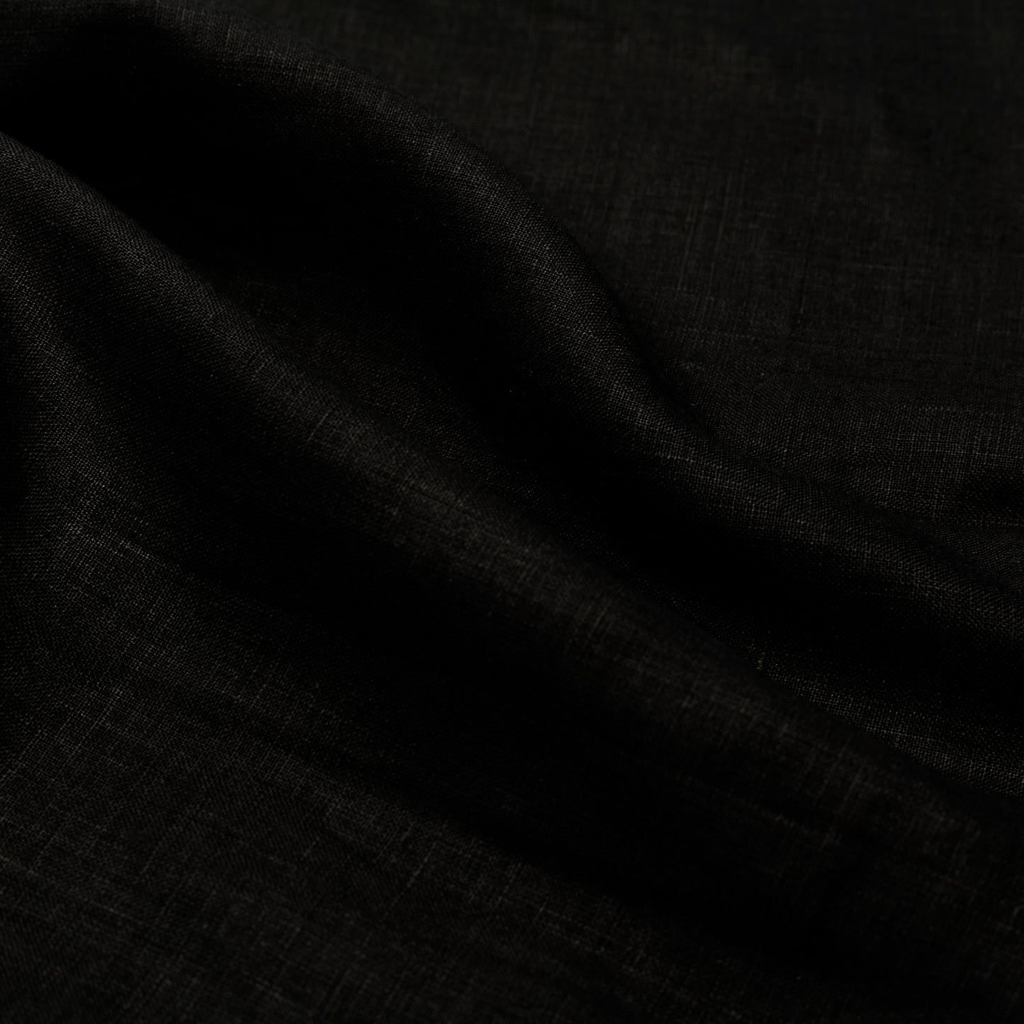 LA CHEMISE NOIRE EN LIN