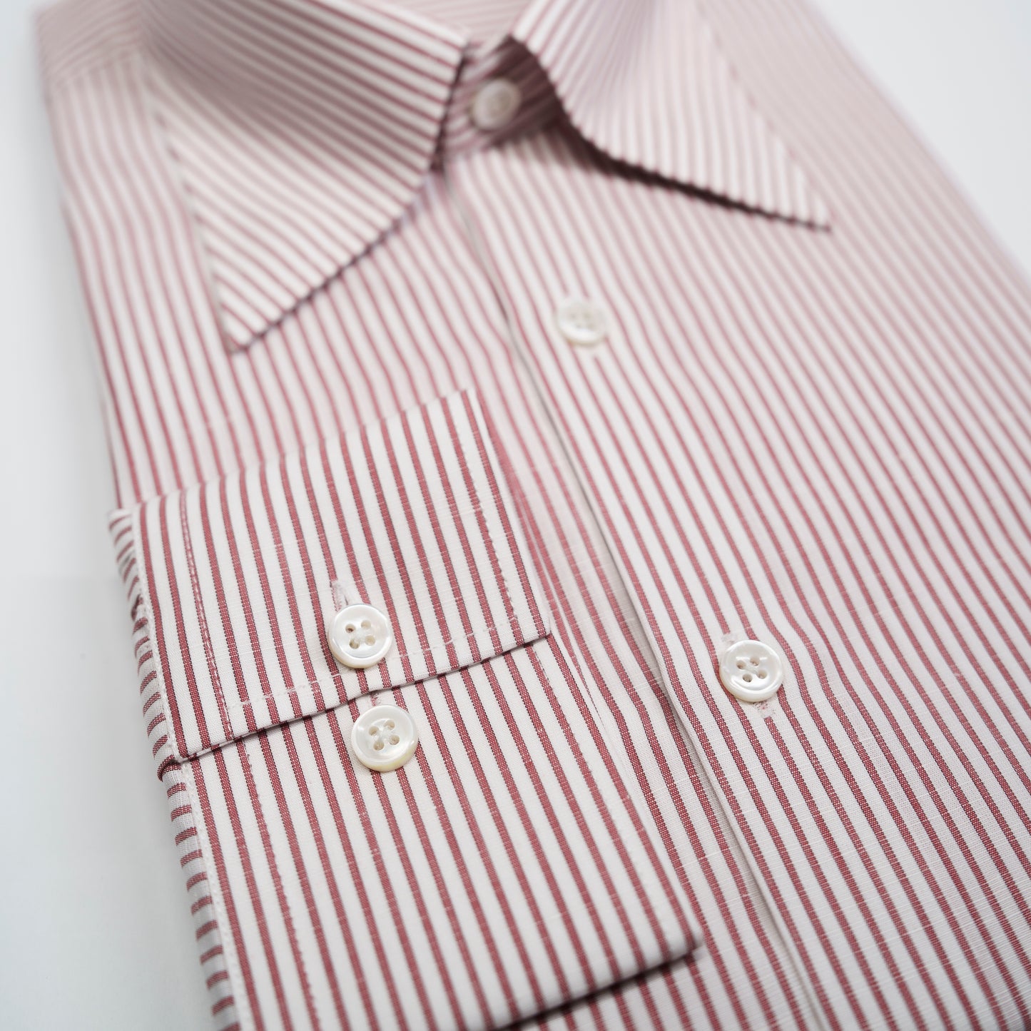 LA CHEMISE À RAYURES ROUGE BRIQUE