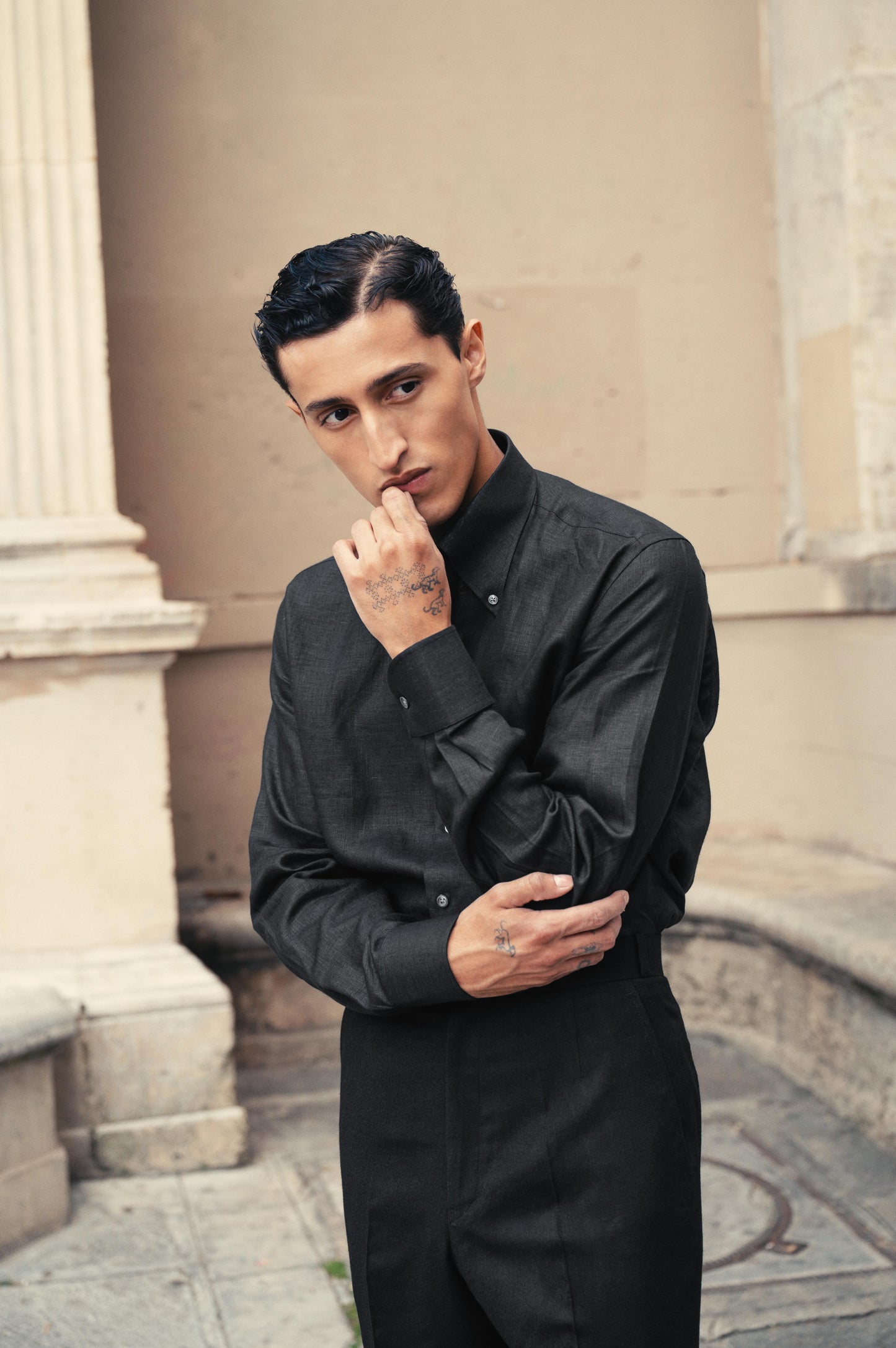 LA CHEMISE NOIRE EN LIN