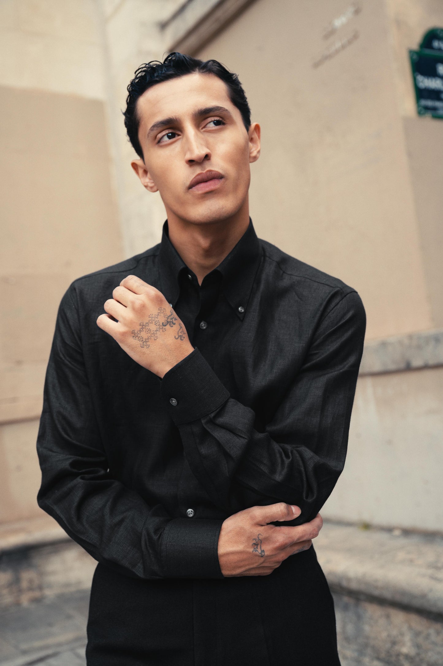 LA CHEMISE NOIRE EN LIN