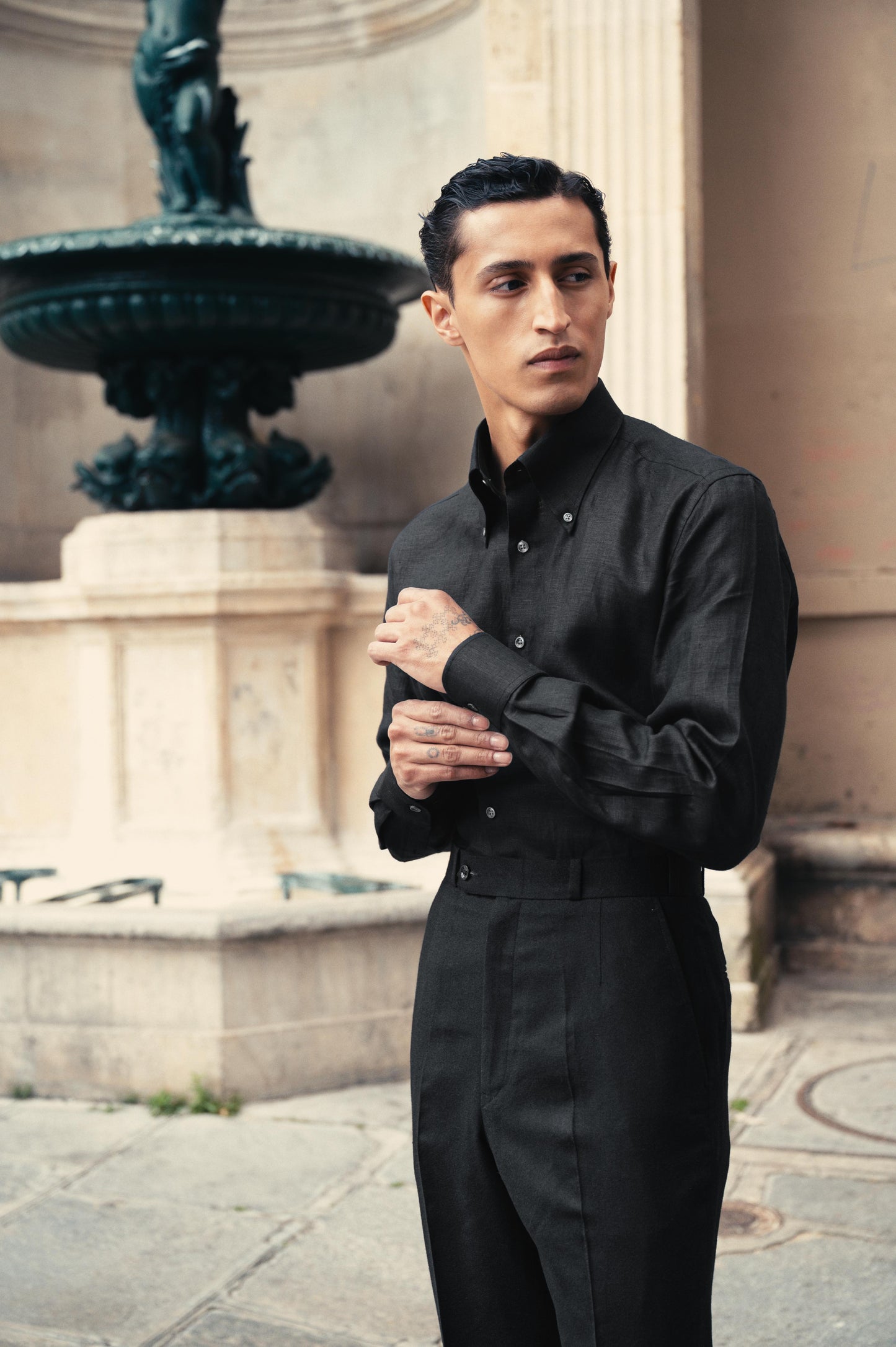 LA CHEMISE NOIRE EN LIN