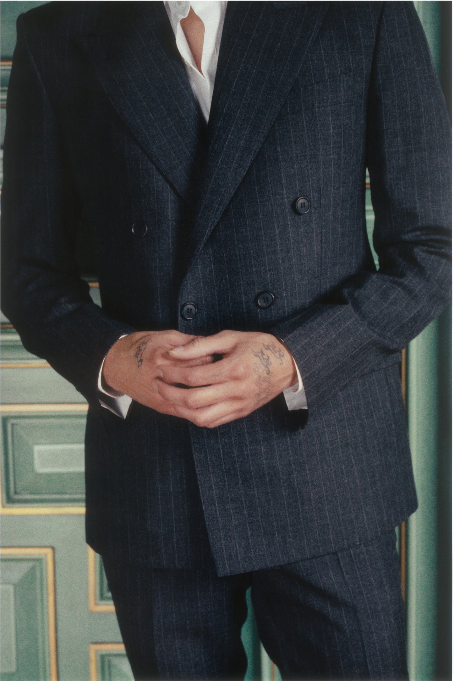 LE COSTUME CROISÉ EN LAINE — GRIS ANTHRACITE À RAYURES CRAIE VINTAGE