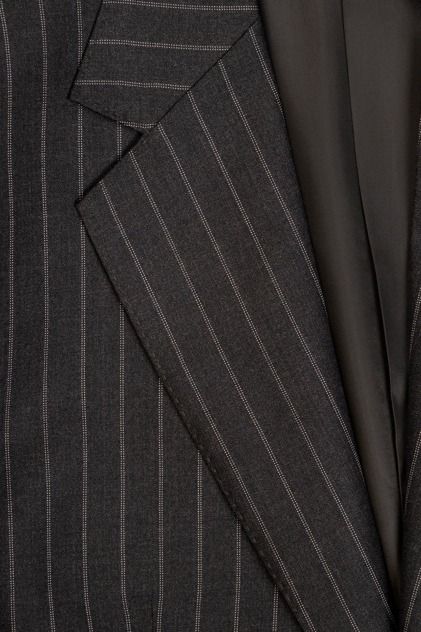 COSTUME DROIT EN LAINE SUPER 110’S - GRIS ANTHRACITE À RAYURES BLANCHES