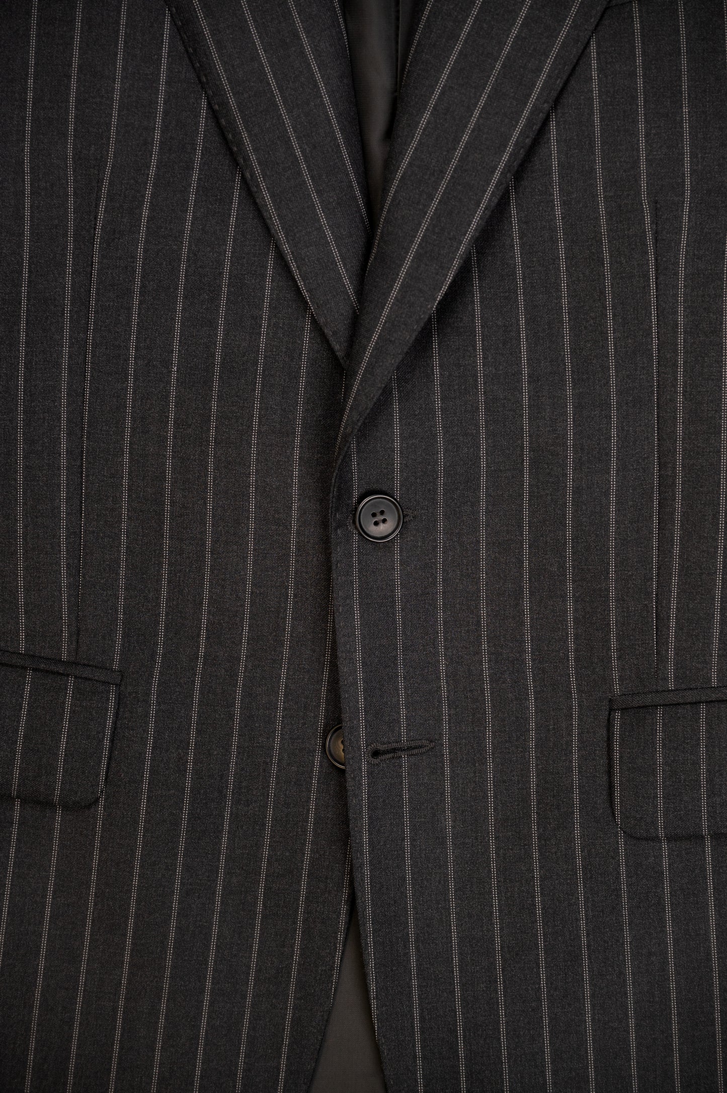COSTUME DROIT EN LAINE SUPER 110’S - GRIS ANTHRACITE À RAYURES BLANCHES
