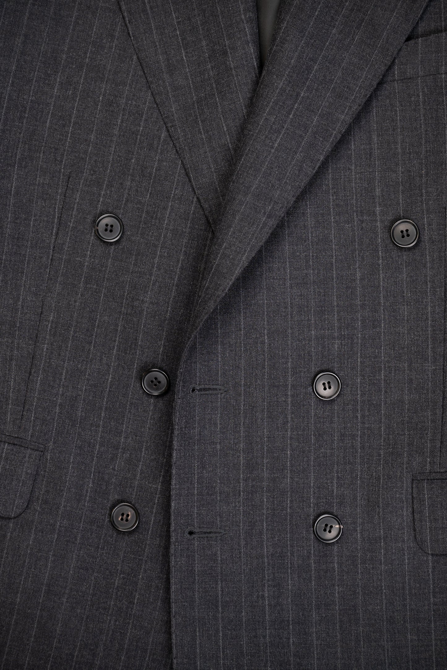 LE COSTUME CROISÉ EN LAINE — GRIS ANTHRACITE À RAYURES CRAIE VINTAGE