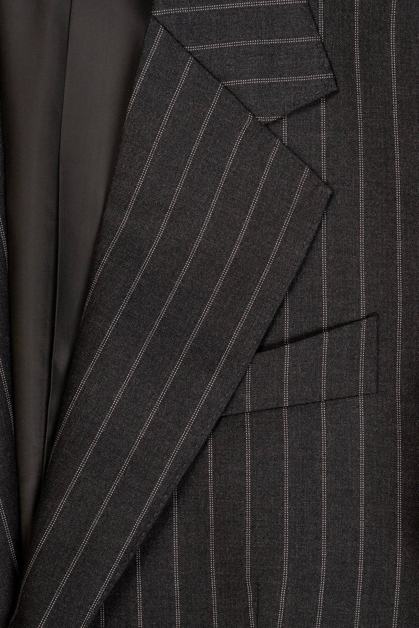 COSTUME DROIT EN LAINE SUPER 110’S - GRIS ANTHRACITE À RAYURES BLANCHES