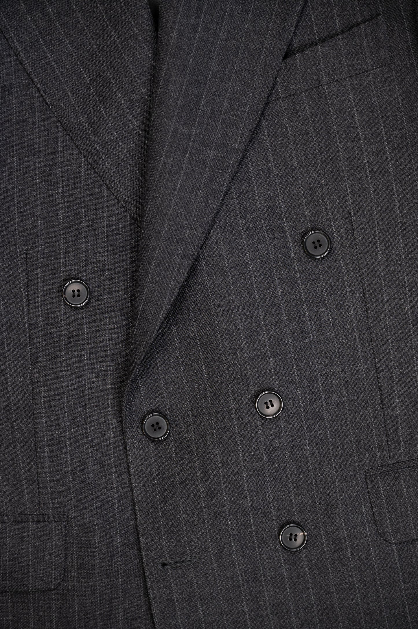 LE COSTUME CROISÉ EN LAINE — GRIS ANTHRACITE À RAYURES CRAIE VINTAGE