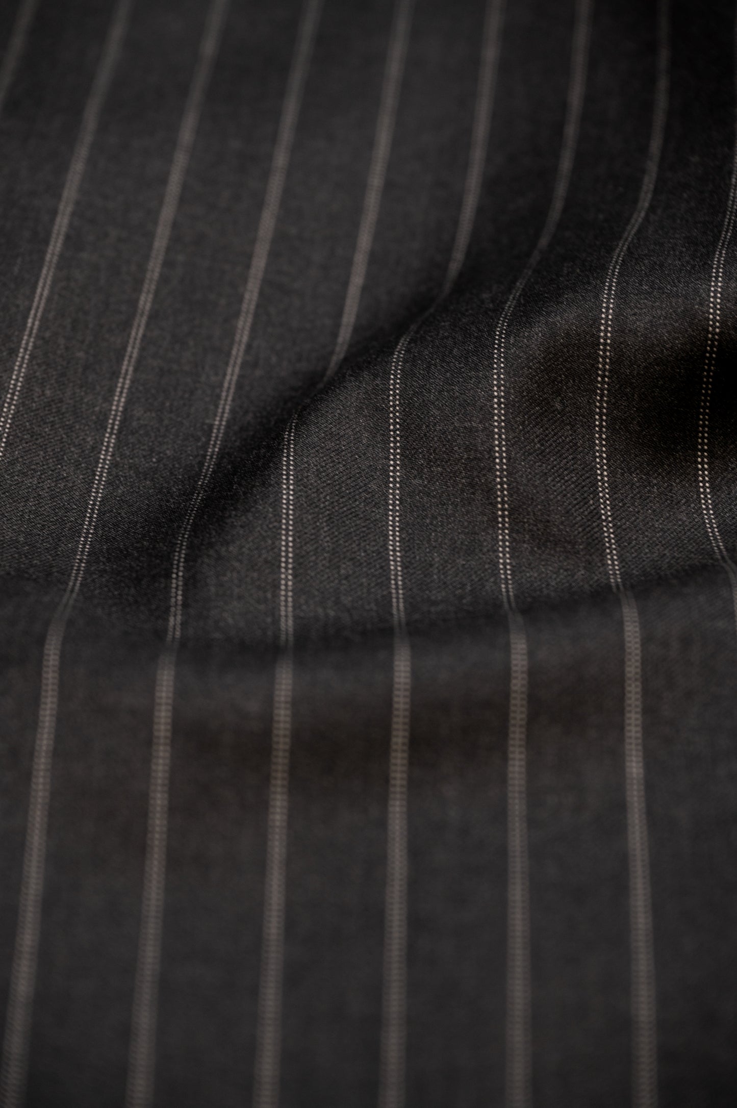 COSTUME DROIT EN LAINE SUPER 110’S - GRIS ANTHRACITE À RAYURES BLANCHES