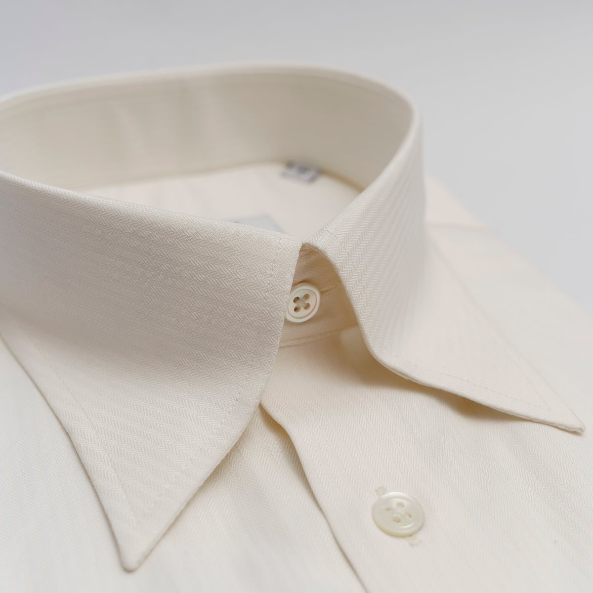 THE IVORY SHIRT IN HERRINGBONE TWILL