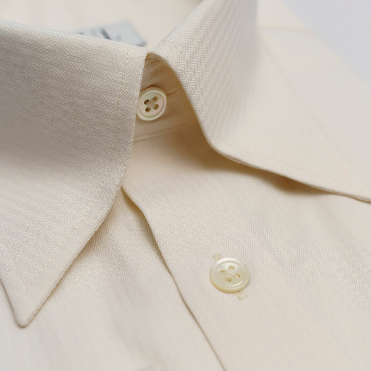 THE IVORY SHIRT IN HERRINGBONE TWILL