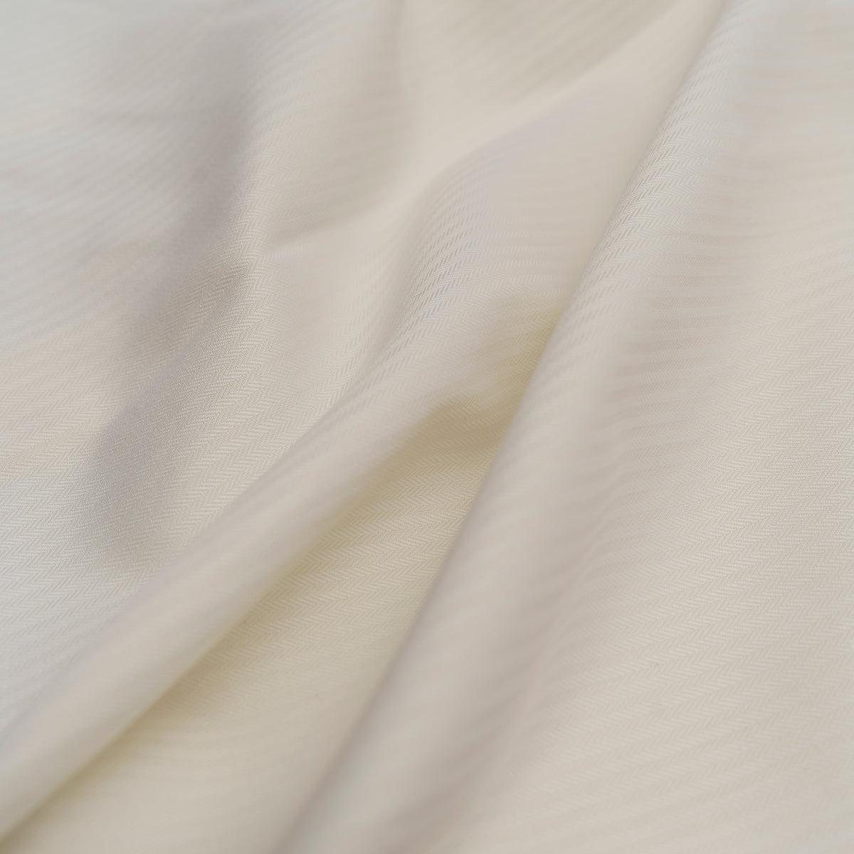 THE IVORY SHIRT IN HERRINGBONE TWILL