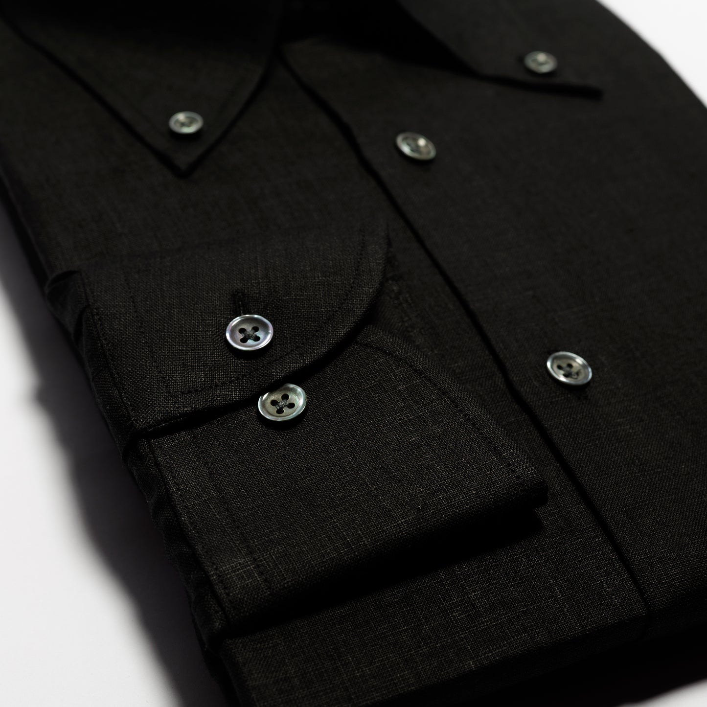 LA CHEMISE NOIRE EN LIN