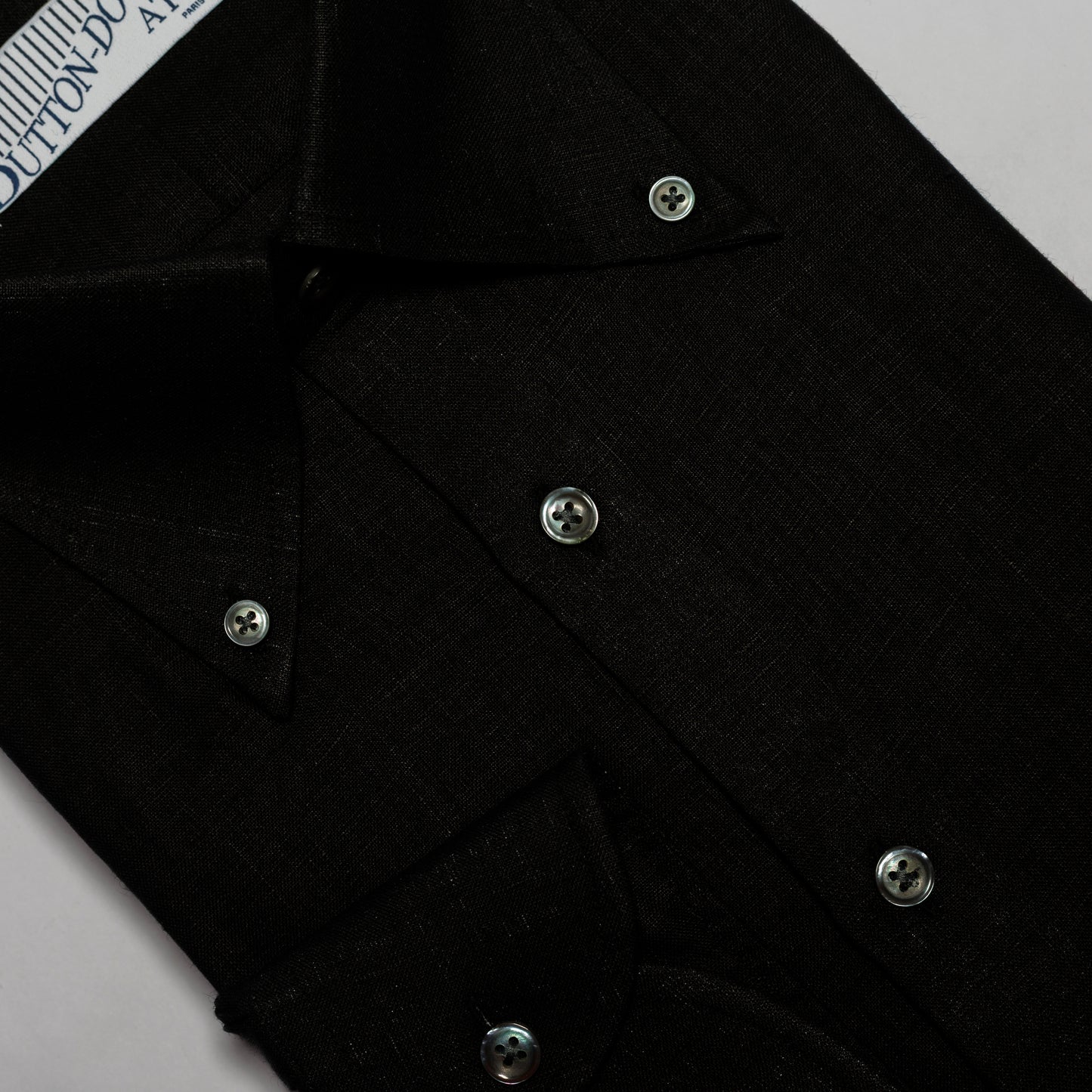 LA CHEMISE NOIRE EN LIN