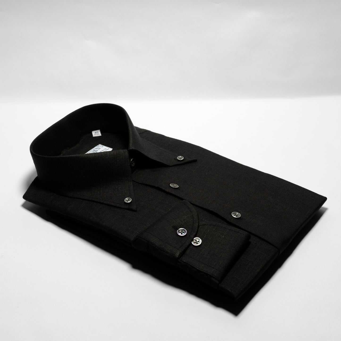 LA CHEMISE NOIRE EN LIN