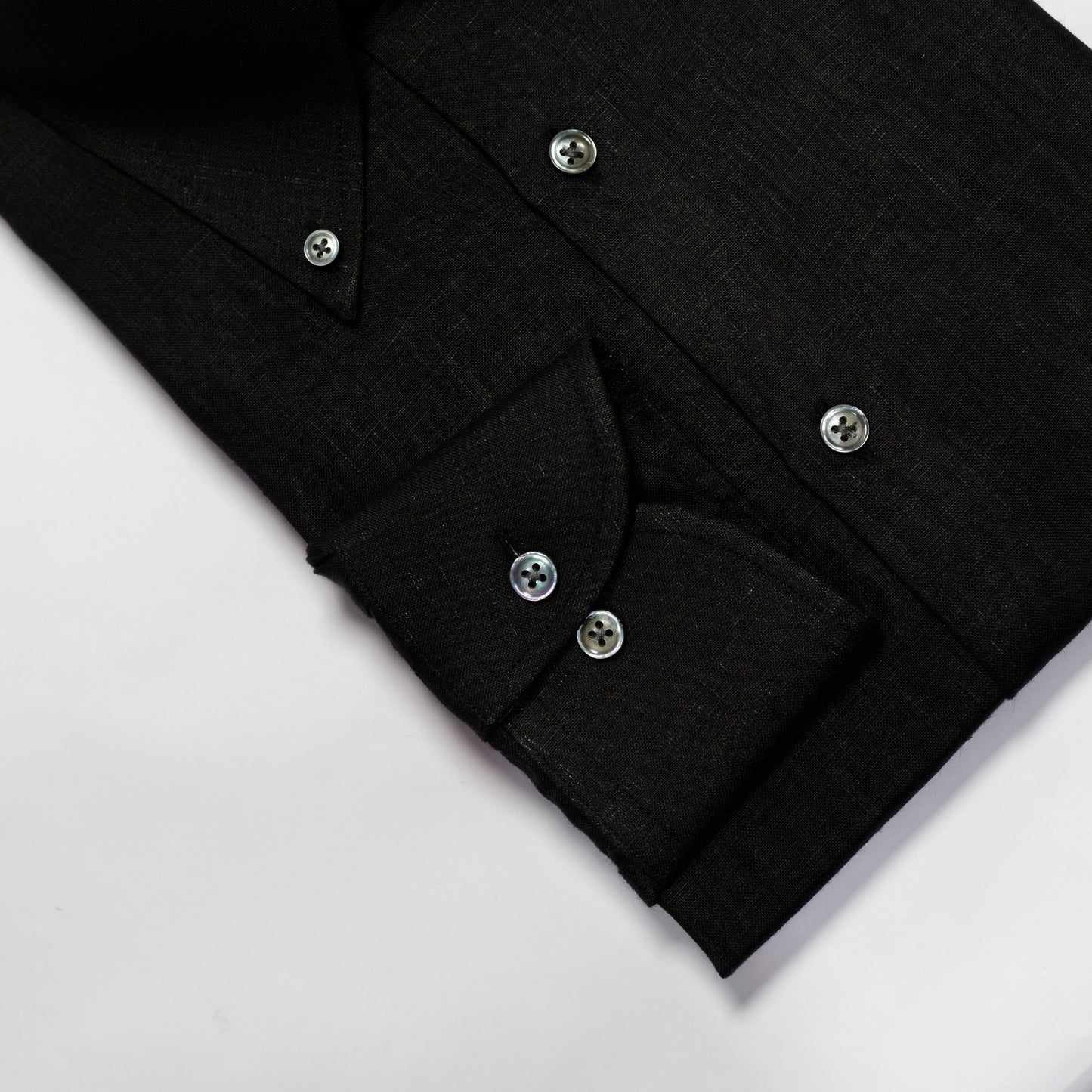 LA CHEMISE NOIRE EN LIN